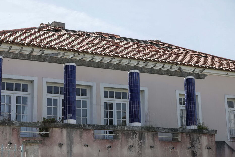 Prejuízos provocados na região Centro pela tempestade Leslie ainda são bem visíveis em alguns edifícios na Figueira da Foz