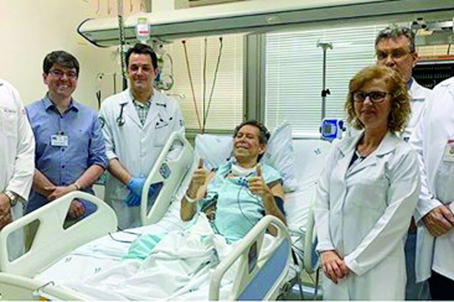 Vamberto Castro com a equipa médica dos hospitais da Universidade de São Paulo, no Brasil 