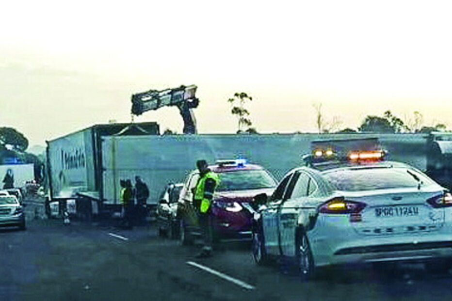 Camião tombou e provocou extensas filas de trânsito