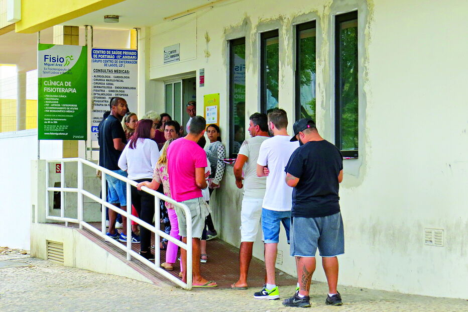 Fila de espera na Conservatória dos Registos Civil, Predial e Comercial começou a formar-se logo de madrugada 