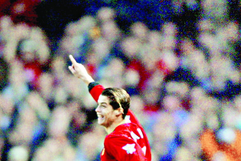 Manchester United. O primeiro golo marcado por Ronaldo nos ‘devils’ foi frente ao portsmouth (3-0), em 2003. Festejou assim.