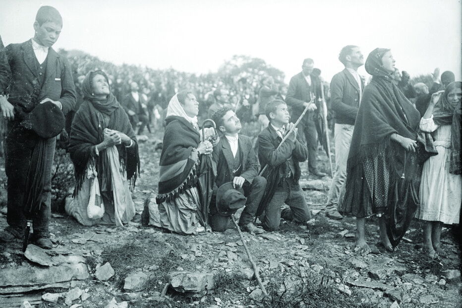 Multidão de olhos postos no Sol. Um fenómeno que tem tido várias interpretações, mas permanece um mistério 
