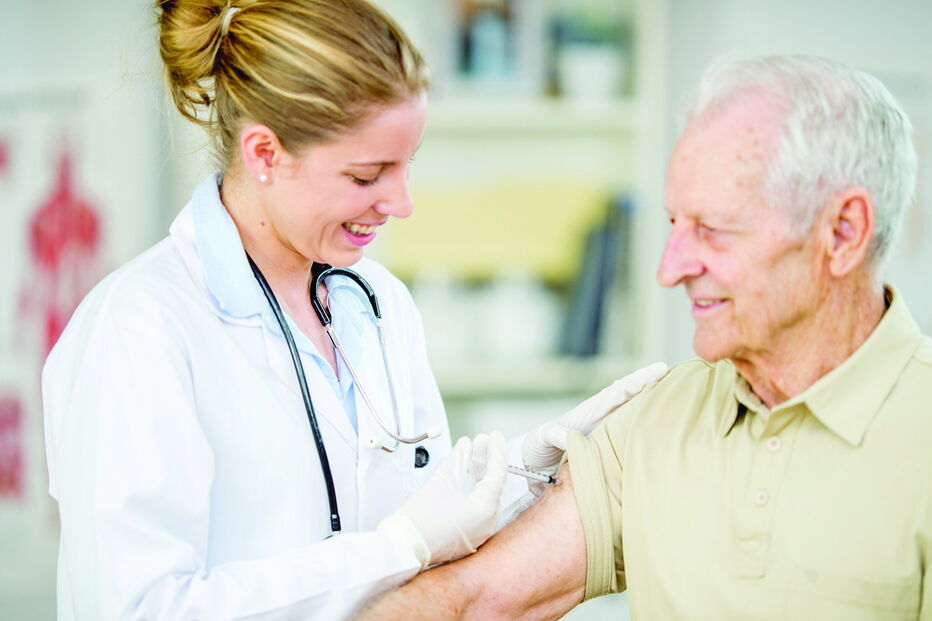 Vacinação é aconselhada a pessoas com idade igual ou superior a 65 anos. Esta população integra o grupo de risco 