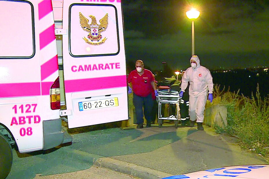 Bombeiros de Camarate retiraram o corpo do local pelas 23h30 e levaram-no para o Instituto de Medicina Legal