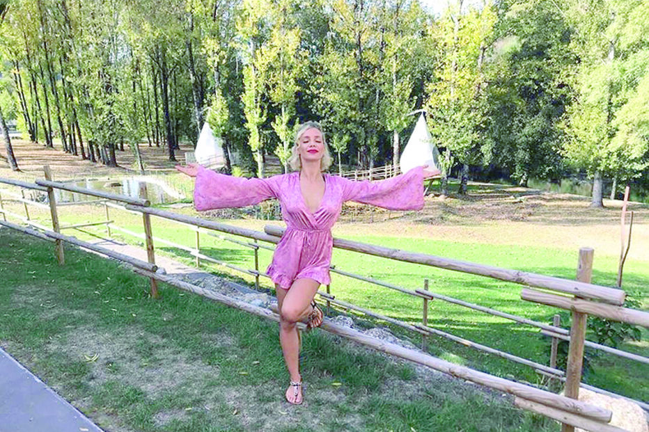 Luciana Abreu 'provoca' fãs com fotos em roupa interior e biquíni 