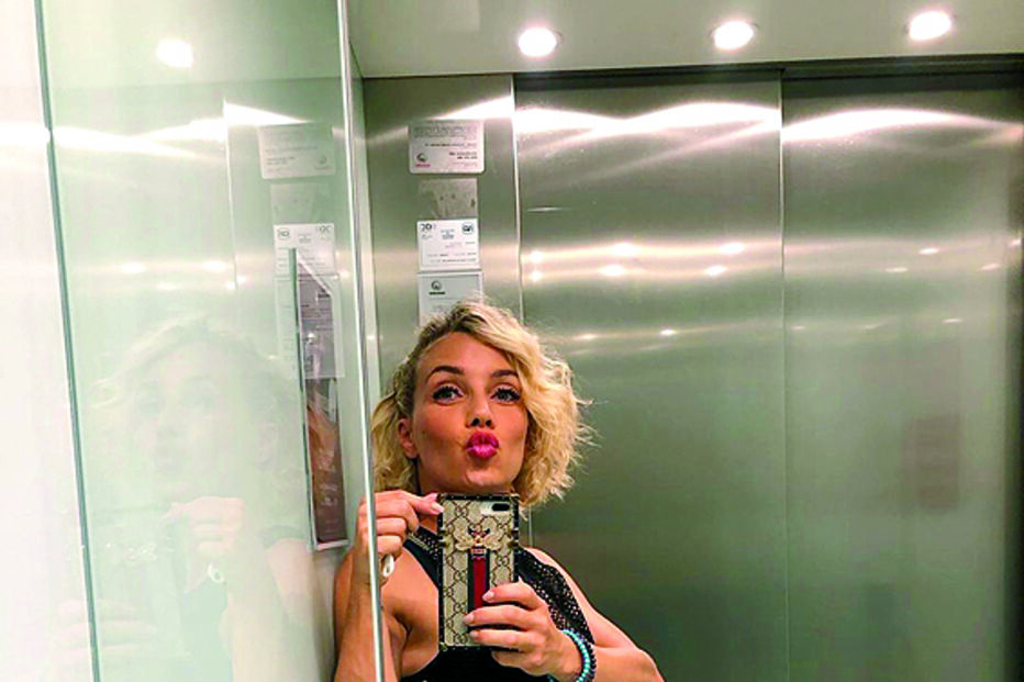 Luciana Abreu 'provoca' fãs com fotos em roupa interior e biquíni 