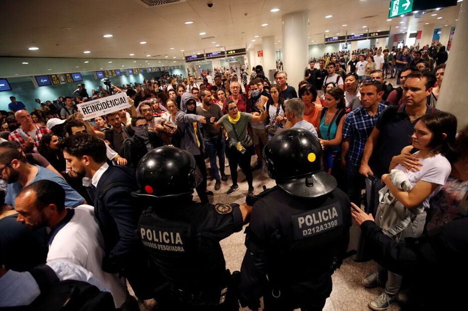 Manifestantes invadem aeroporto de Barcelona