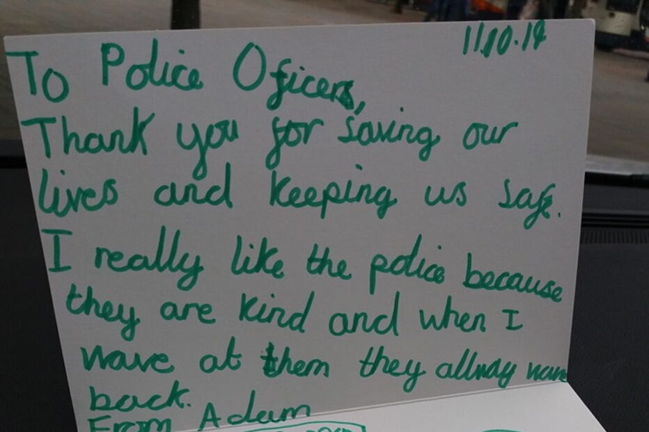 Menino deixa carta de agradecimento à polícia por ajudar a salvar vidas 