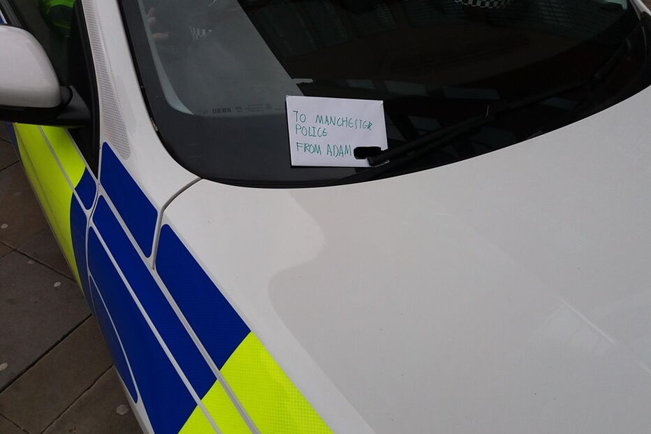 Menino deixa carta de agradecimento à polícia por ajudar a salvar vidas 