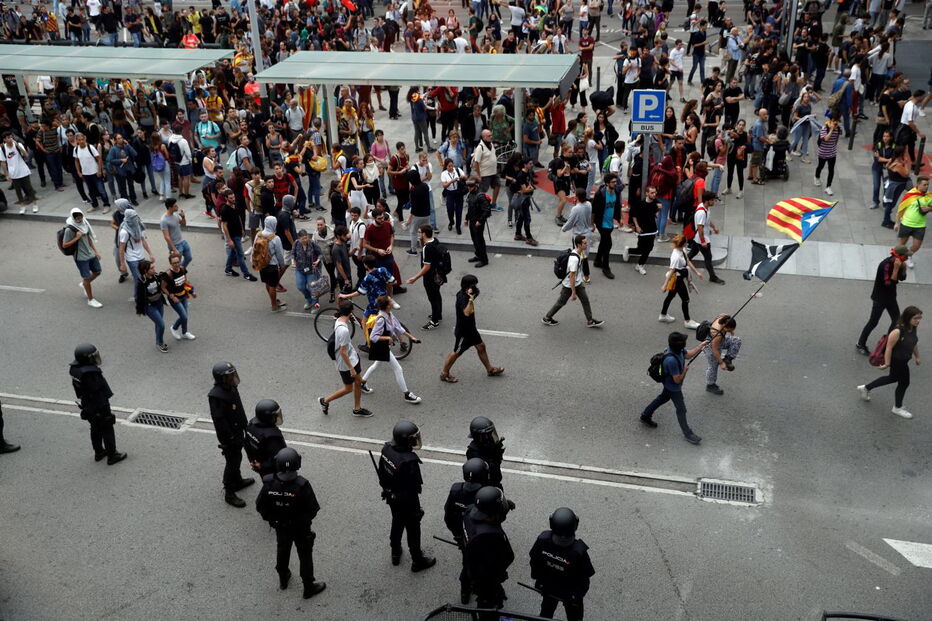 Manifestantes impediram a passagem dos passageiros no Aeroporto de El Prat em Barcelona. Foram cancelados mais de 100 voos