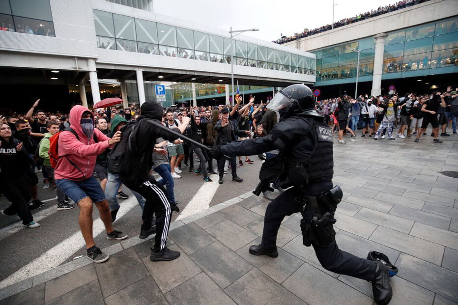 Manifestantes impediram a passagem dos passageiros no Aeroporto de El Prat em Barcelona. Foram cancelados mais de 100 voos