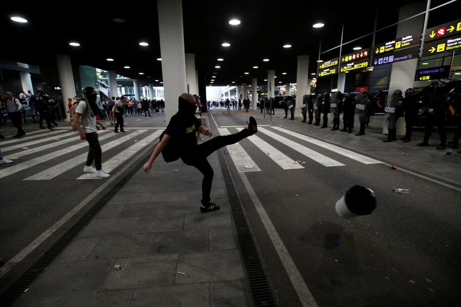 Manifestantes impediram a passagem dos passageiros no Aeroporto de El Prat em Barcelona. Foram cancelados mais de 100 voos