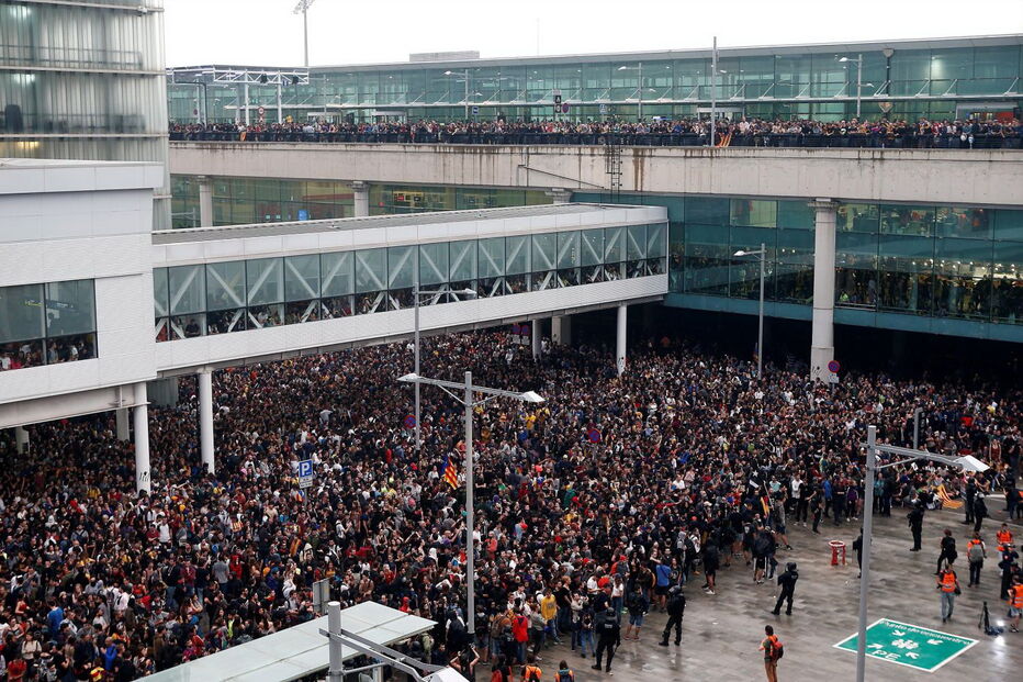 Manifestantes impediram a passagem dos passageiros no Aeroporto de El Prat em Barcelona. Foram cancelados mais de 100 voos