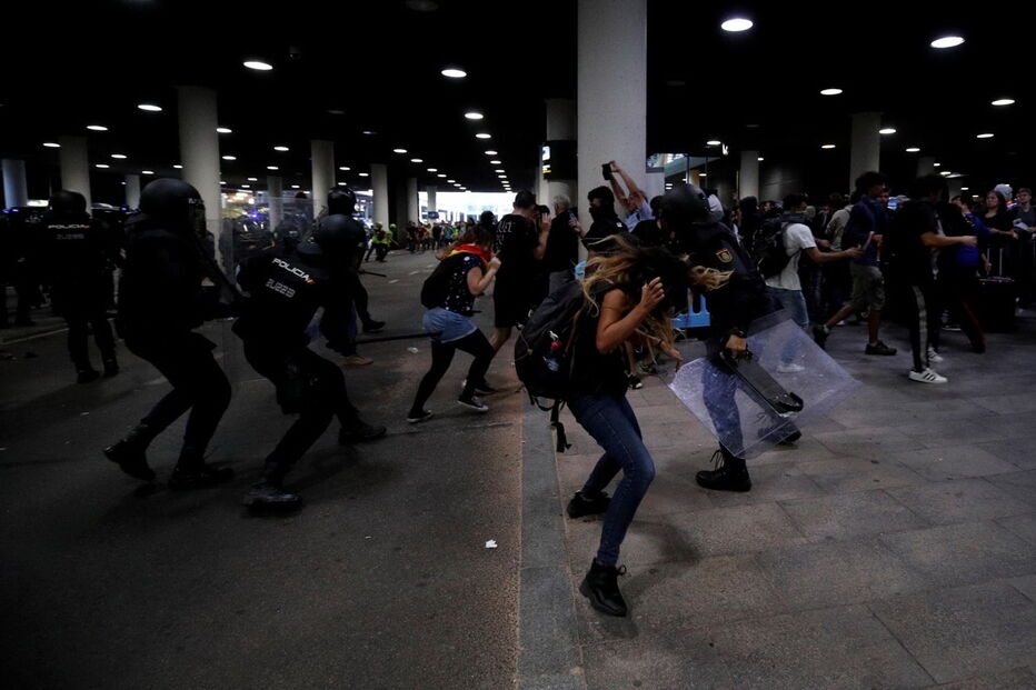 Manifestantes impediram a passagem dos passageiros no Aeroporto de El Prat em Barcelona. Foram cancelados mais de 100 voos