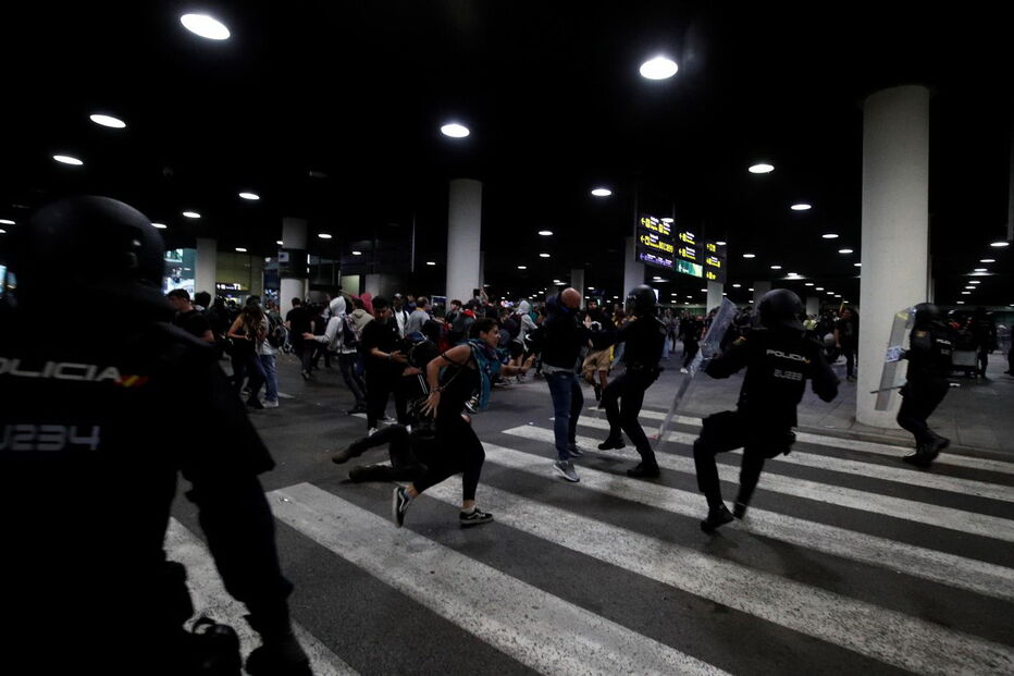 Manifestantes impediram a passagem dos passageiros no Aeroporto de El Prat em Barcelona. Foram cancelados mais de 100 voos