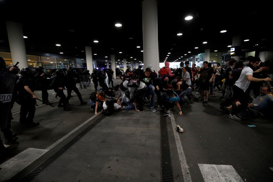 Manifestantes impediram a passagem dos passageiros no Aeroporto de El Prat em Barcelona. Foram cancelados mais de 100 voos