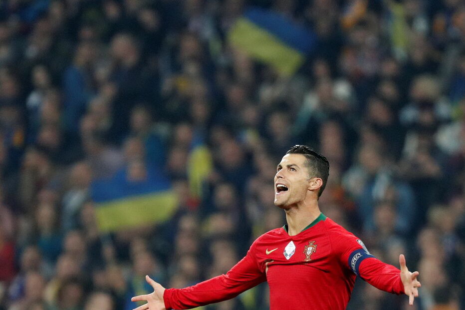 Cristiano Ronaldo marca à Ucrânia e alcança a marca dos 700 golos 