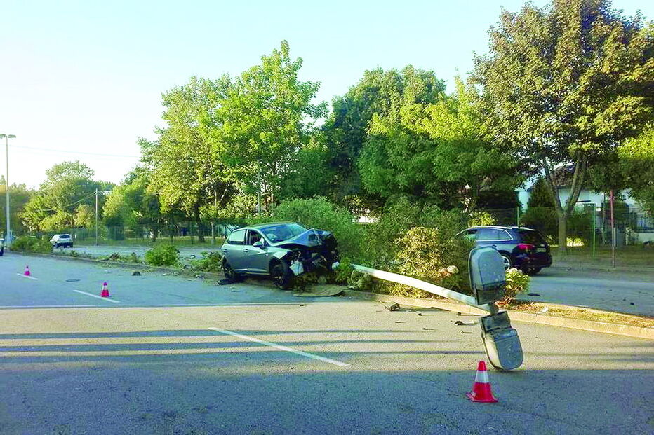 Carro roubado despistou-se contra um poste de iluminação pública a cerca de 300 metros da feira da Senhora da Hora 
