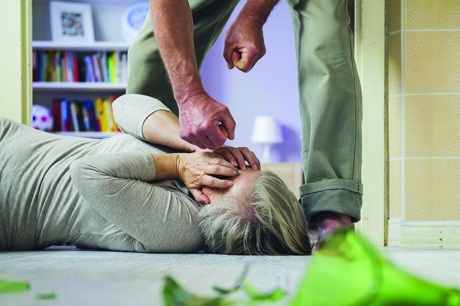 Militar, agora na reforma e novamente em prisão preventiva, arrastou a mulher pelo cabelo e deu-lhe murros na cabeça 