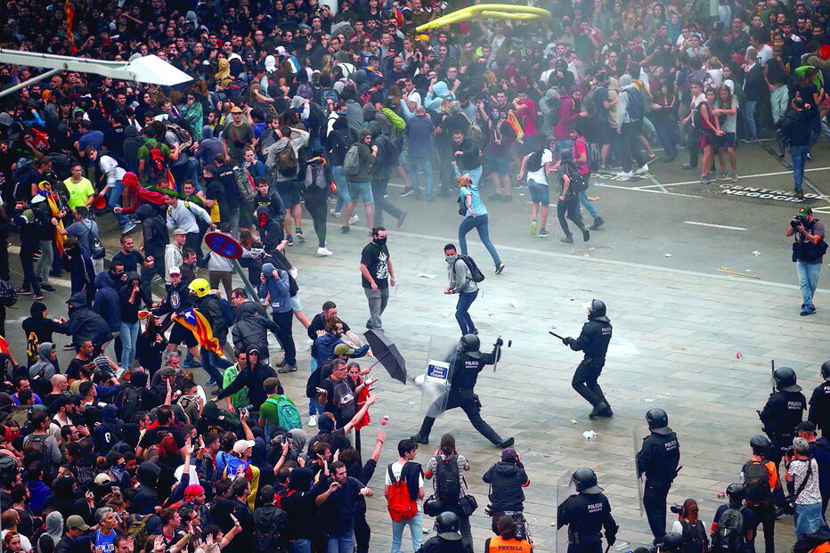 Cargas policiais junto ao aeroporto El Prat, em Barcelona, que foi invadido por milhares de manifestantes 