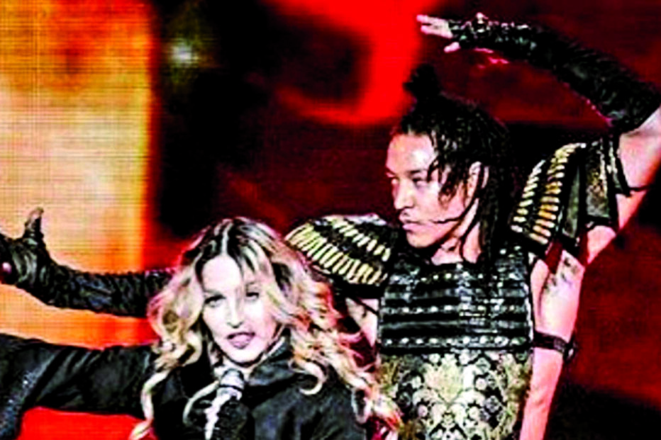 Madonna com Ahlamalik Williams durante uma atuação