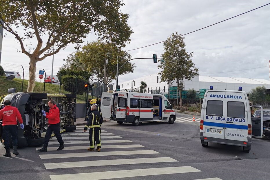 Ambulância do INEM em marcha de emergência colide com carro em Matosinhos