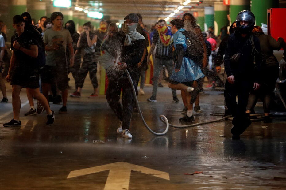 Caos nas ruas e milhares de manifestantes nos protestos independentistas da Catalunha
