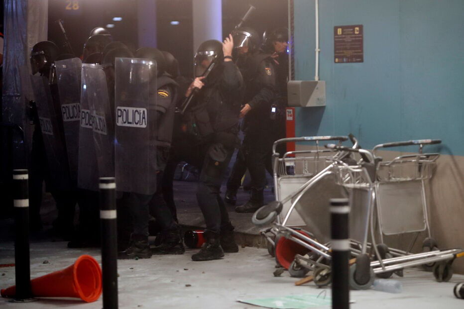 Caos nas ruas e milhares de manifestantes nos protestos independentistas da Catalunha
