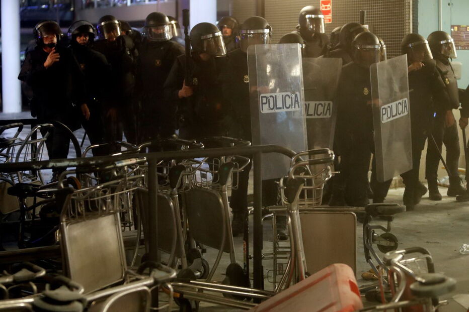 Caos nas ruas e milhares de manifestantes nos protestos independentistas da Catalunha