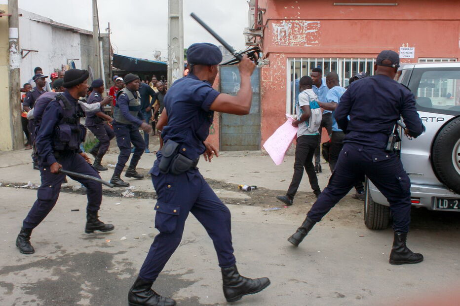 Confrontos entre agentes da polícia angolana e ativistas quando se manifestavam contra o desemprego
