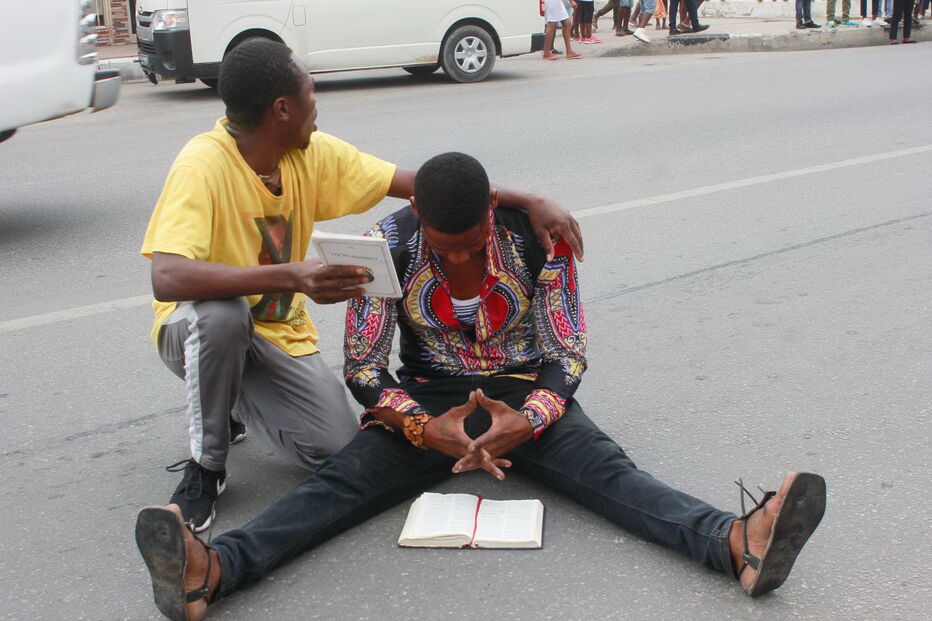 Confrontos entre agentes da polícia angolana e ativistas quando se manifestavam contra o desemprego
