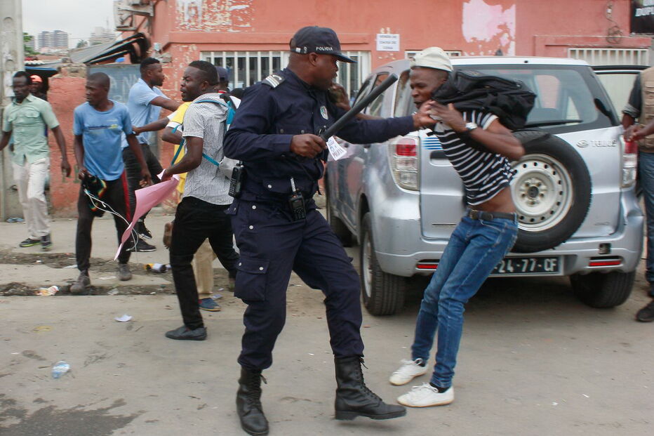 Confrontos entre agentes da polícia angolana e ativistas quando se manifestavam contra o desemprego