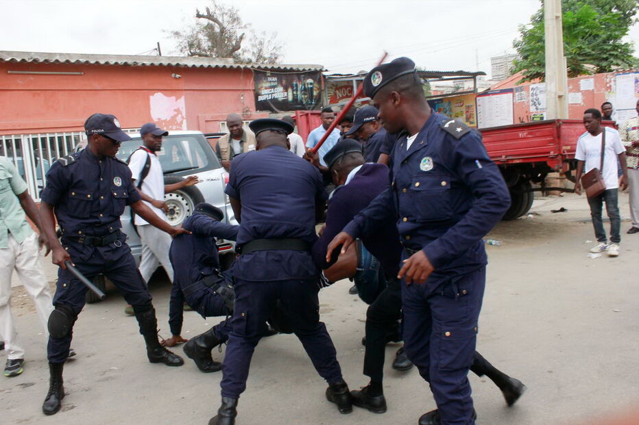 Confrontos entre agentes da polícia angolana e ativistas quando se manifestavam contra o desemprego