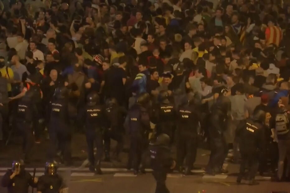 As imagens dos confrontos nas ruas de Barcelona