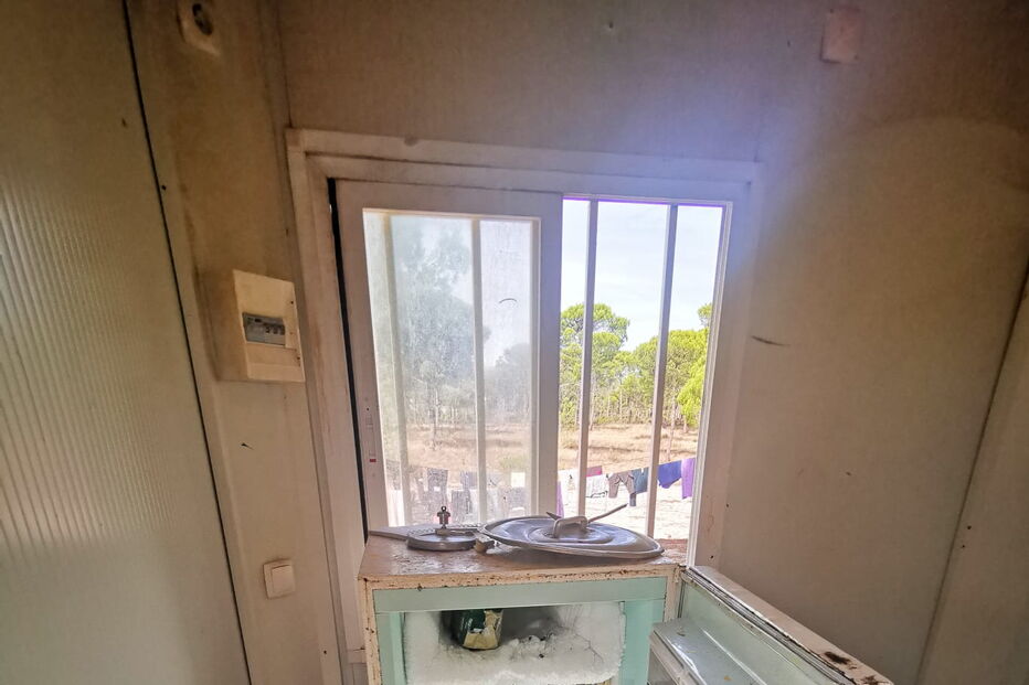 Condições precárias do local onde moravam os imigrantes ilegais na Comporta