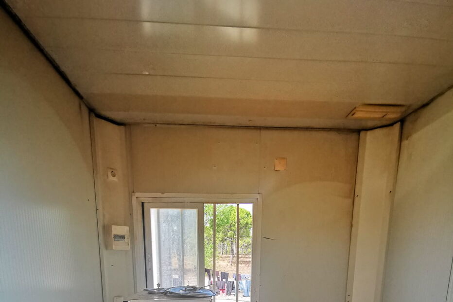 Condições precárias do local onde moravam os imigrantes ilegais na Comporta