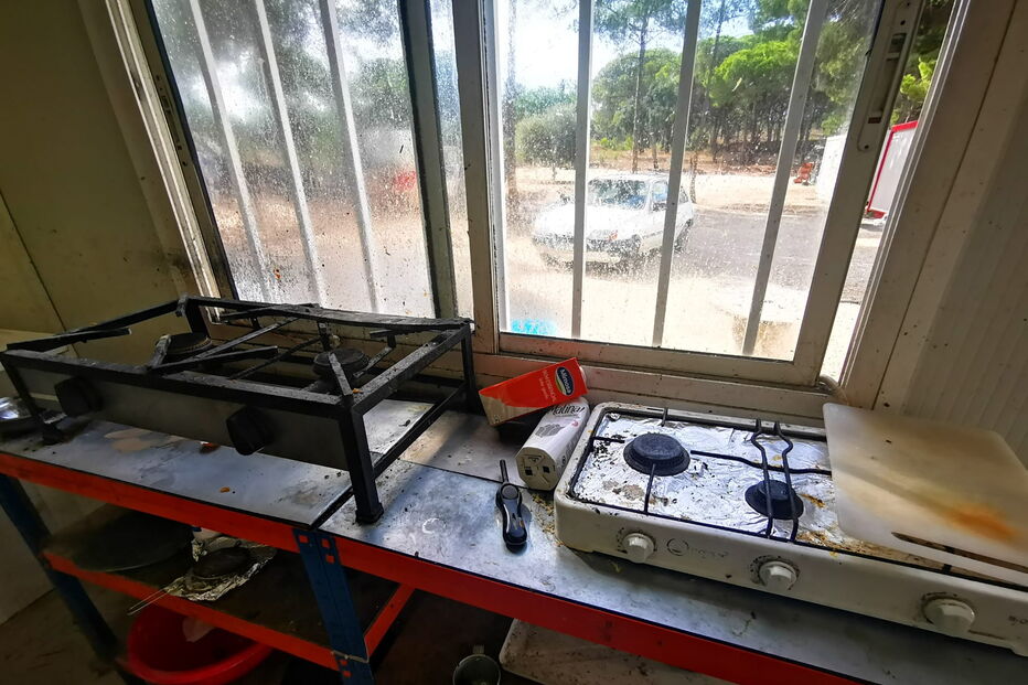 Condições precárias do local onde moravam os imigrantes ilegais na Comporta