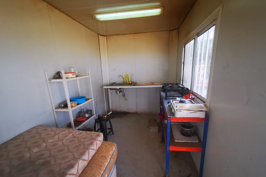 Condições precárias do local onde moravam os imigrantes ilegais na Comporta