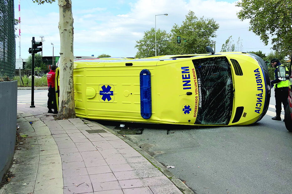 Ambulância atribuída aos Bombeiros de Matosinhos-Leça capotou após a violenta colisão num cruzamento, em Perafita
