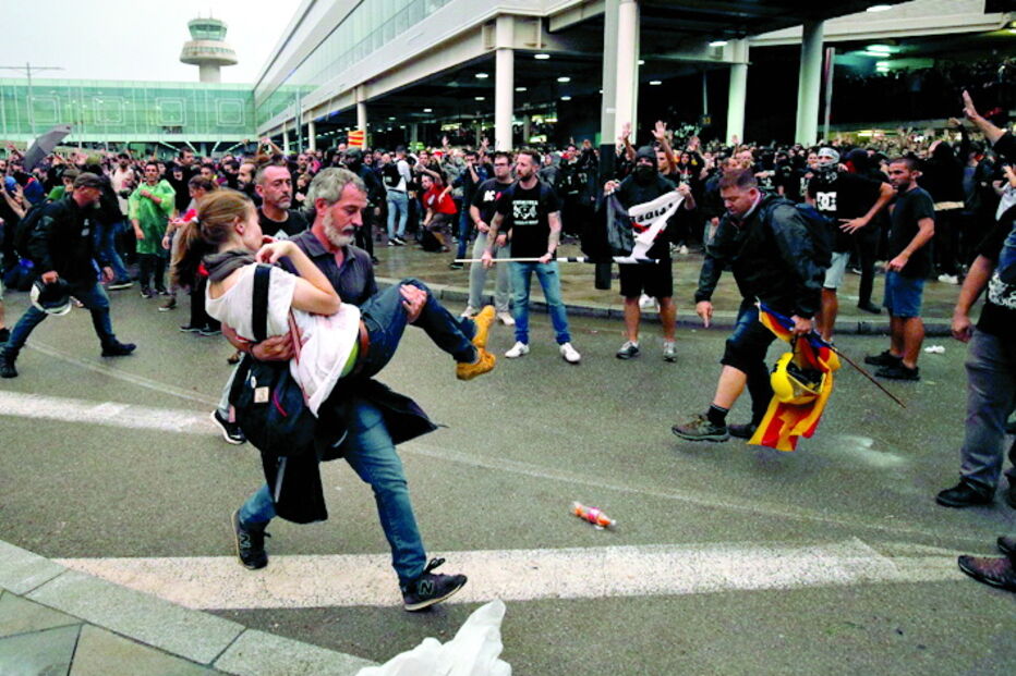 A violência marcou os protestos junto do aeroporto de El Prat, em Barcelona, onde a polícia carregou sobre os manifestantes e mais de 100 voos foram cancelados