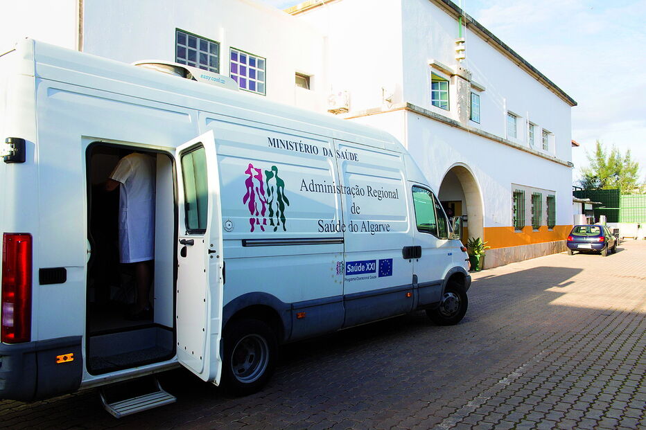 Unidades de saúde móveis foram adquiridas com o apoio de fundos comunitários e encontram-se paradas