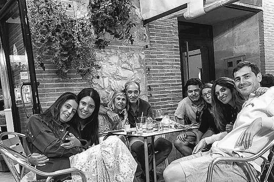Iker Casilhas partilhou foto no Porto, com amigos e família onde parece que Sara está a usar uma peruca