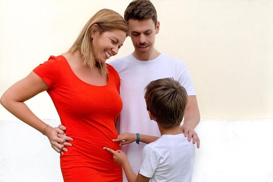 Vanessa Oliveira com o namorado e o filho