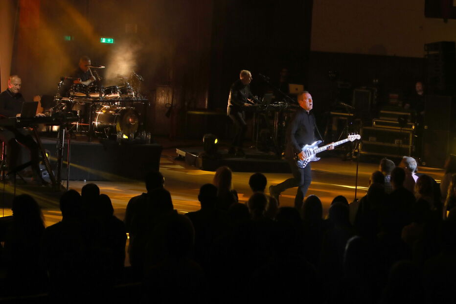 Mestres da pop eletrónica, Orchestral Manoeuvres in the Dark, deram lição de mestria numa Aula Magna praticamente esgotada.