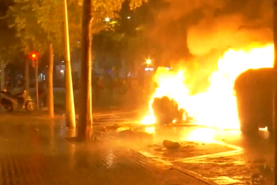 Tensão continua em Barcelona: Manifestantes em confrontos com a polícia