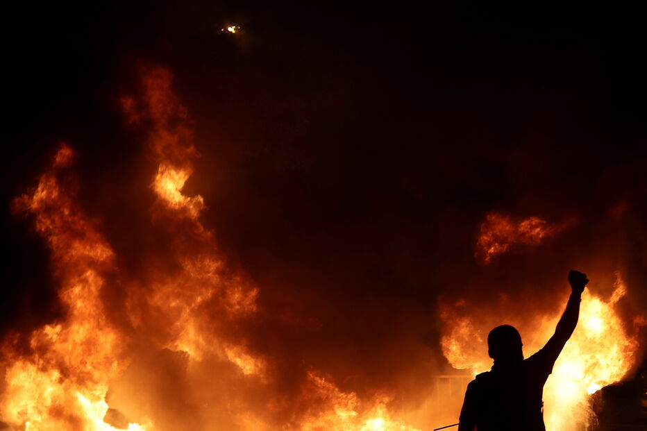 Tensão continua em Barcelona: Manifestantes em confrontos com a polícia