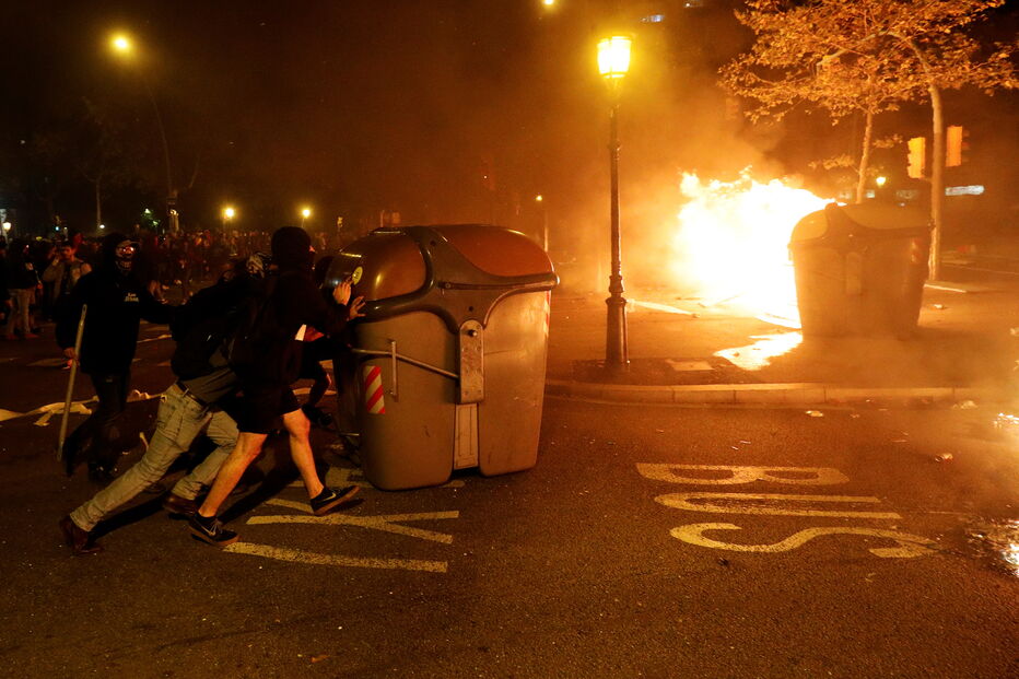 Manifestantes atiram pedras e ácido contra a polícia em Barcelona