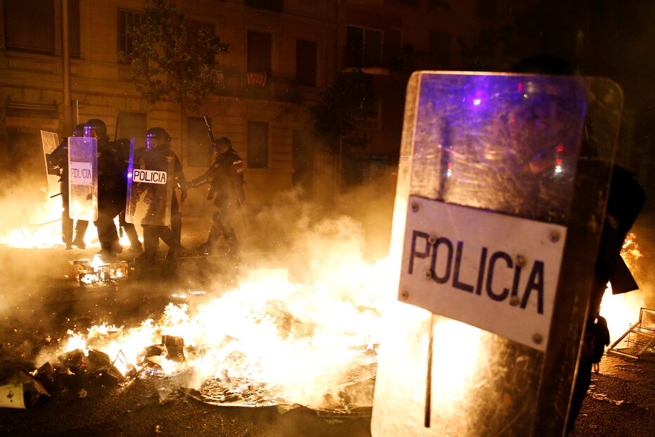Barcelona a ferro e fogo: Dois manifestantes atropelados e vários carros em chamas
