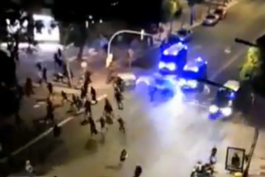 O momento em que carrinha da polícia atropela manifestantes em Barcelona