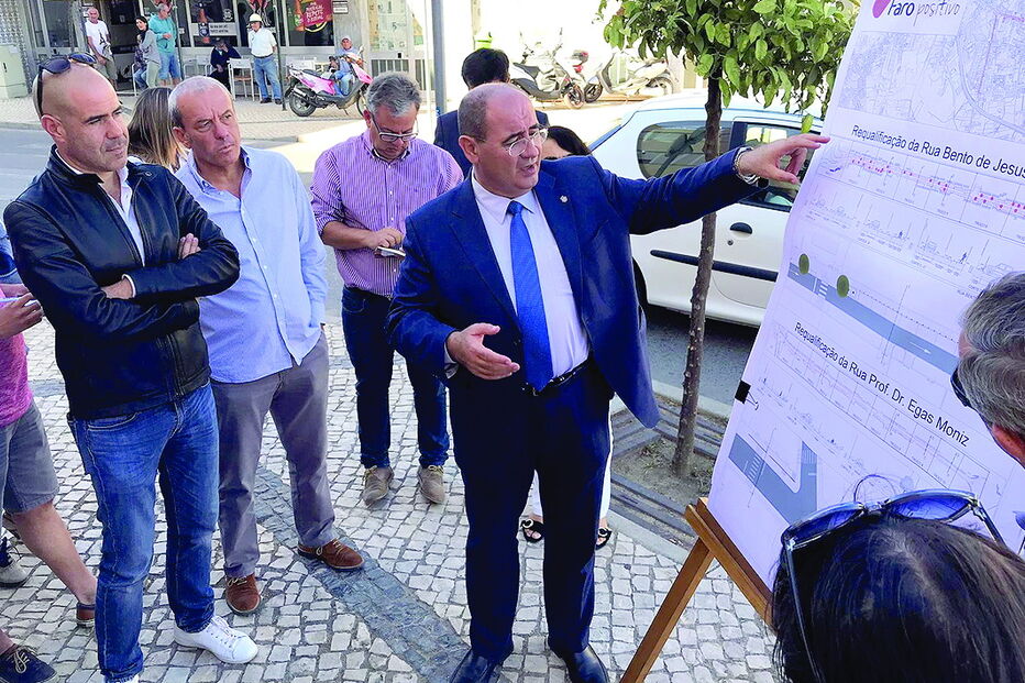 Rogério Bacalhau, presidente da câmara, mostra o projeto de intervenção em ruas na zona de Montenegro 